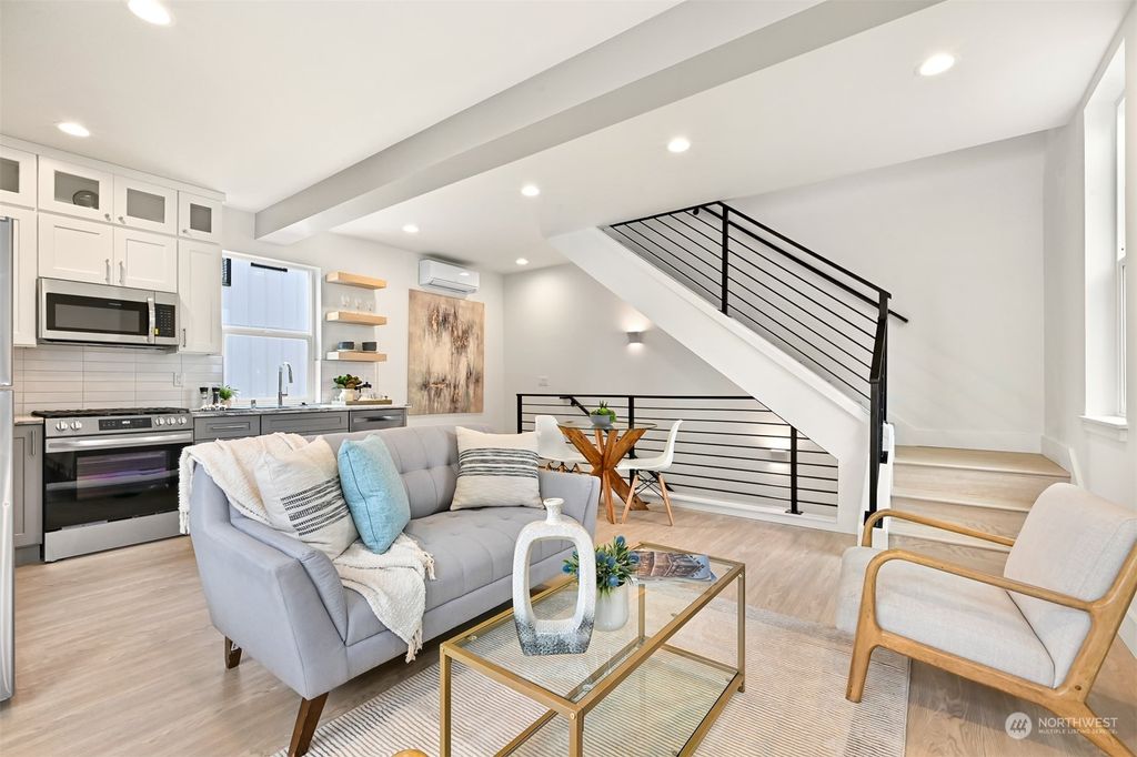 Photo of 1031 NE 98th St St #B, Seattle, WA 98115 (MLS # 2272310)