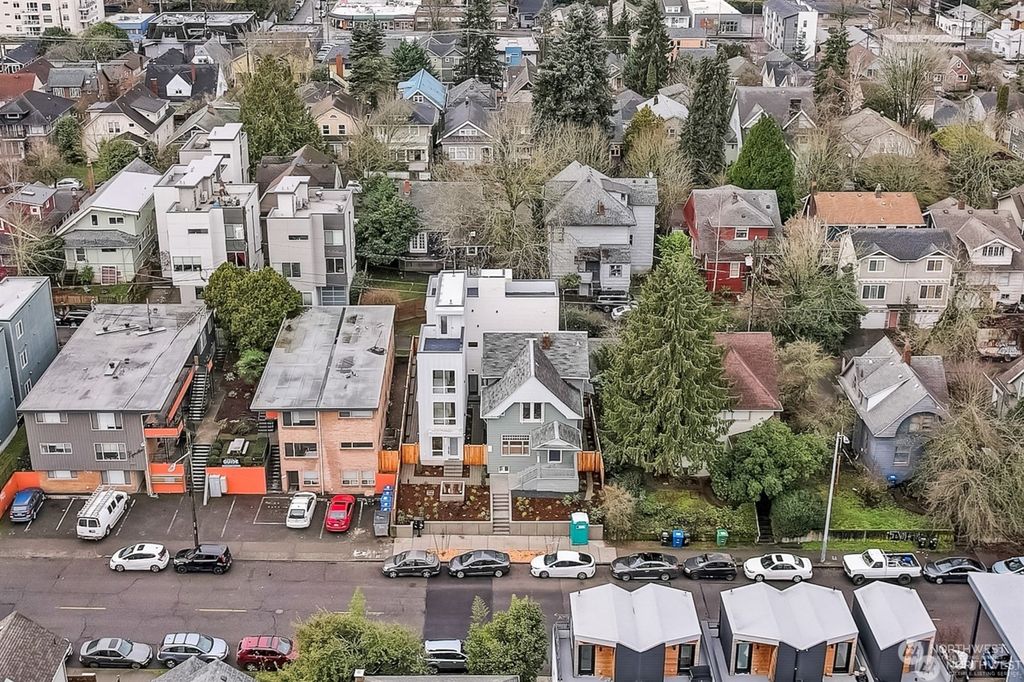 Photo of 5237 Brooklyn Avenue NE, Seattle, WA 98105 (MLS # 2210703)