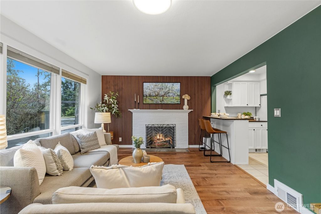 Photo of 13054 30th Avenue NE, Seattle, WA 98125 (MLS # 2512317)