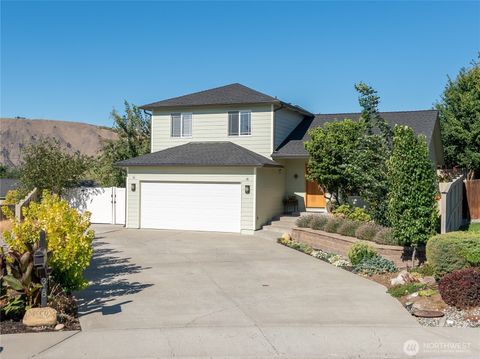 Photo of 318 S Mary Lane, East Wenatchee, WA 98802 (MLS # 2411370)