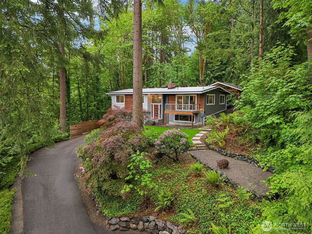 Photo of 320 SW Forest Drive, Issaquah, WA 98027 (MLS # 2359365)