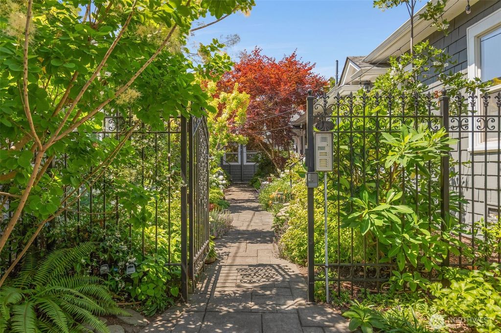 Photo of 421 10th Avenue E #F, Seattle, WA 98102 (MLS # 2434814)