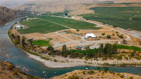 Photo of 385 Highway 153, Pateros, WA 98846 (MLS # 2427445)