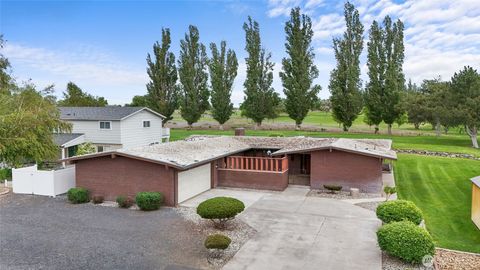 Photo of 1273 Fairway Drive NE, Moses Lake, WA 98837 (MLS # 2525501)