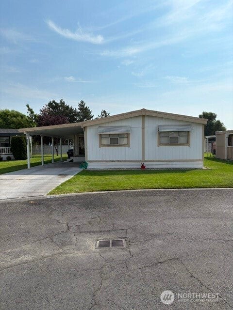 Photo of 2240 W Broadway Avenue #127, Moses Lake, WA 98837 (MLS # 2573398)