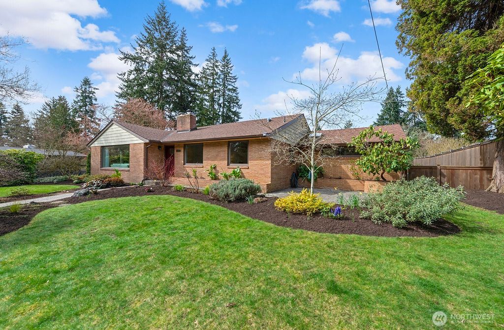 Photo of 16003 32nd Avenue NE, Lake Forest Park, WA 98155 (MLS # 2500670)