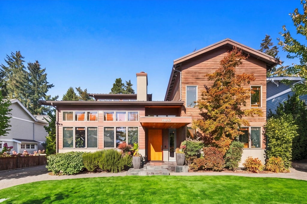 Photo of 11042 SE 30th Street, Bellevue, WA 98004 (MLS # 2595482)