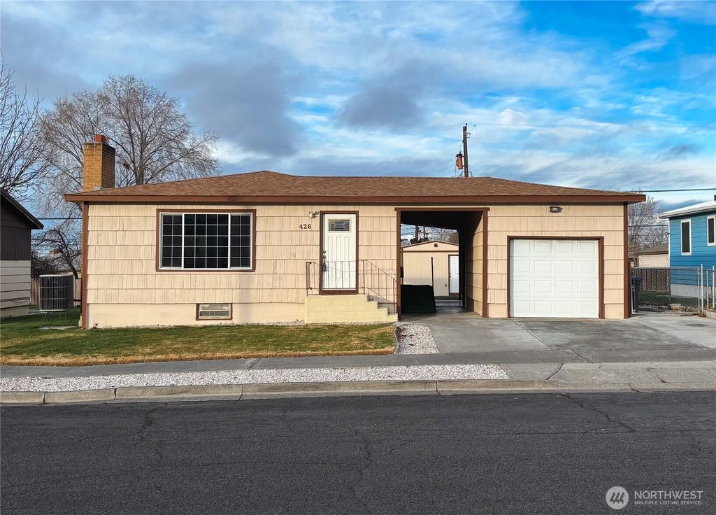 Photo of 426 E Brown Avenue, Moses Lake, WA 98837 (MLS # 2467403)