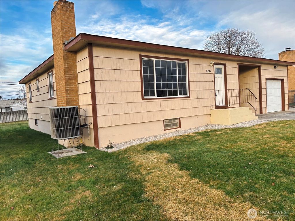 Photo of 426 E Brown Avenue, Moses Lake, WA 98837 (MLS # 2467403)