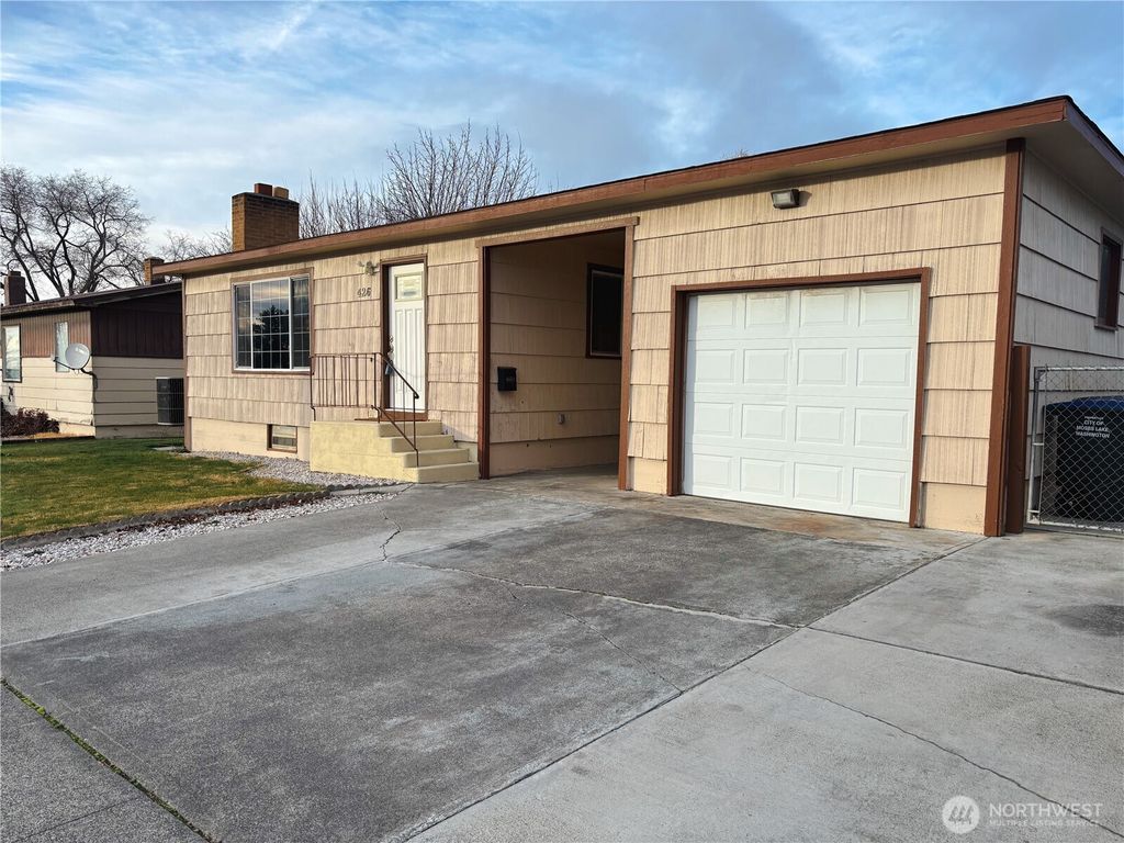 Photo of 426 E Brown Avenue, Moses Lake, WA 98837 (MLS # 2467403)