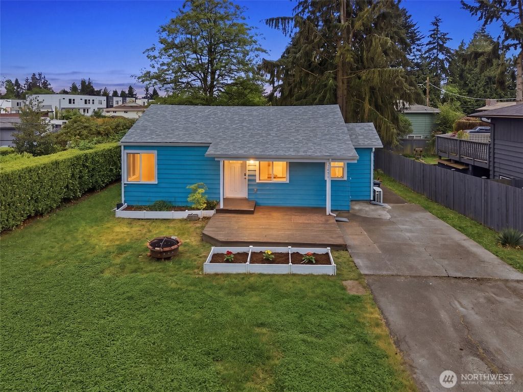 Photo of 1651 SW 114th Street, Seattle, WA 98146 (MLS # 2516709)