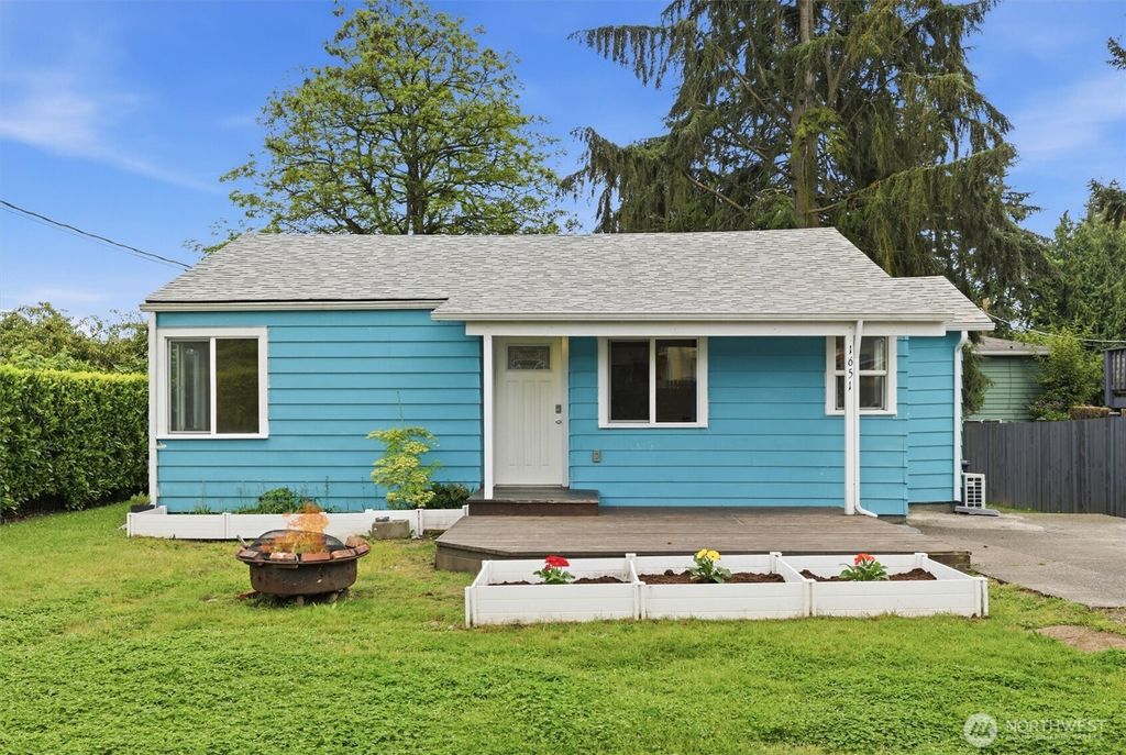 Photo of 1651 SW 114th Street, Seattle, WA 98146 (MLS # 2516709)