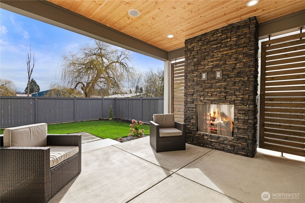 Photo of 1632 Lockridge Loop E, Enumclaw, WA 98022 (MLS # 2489310)