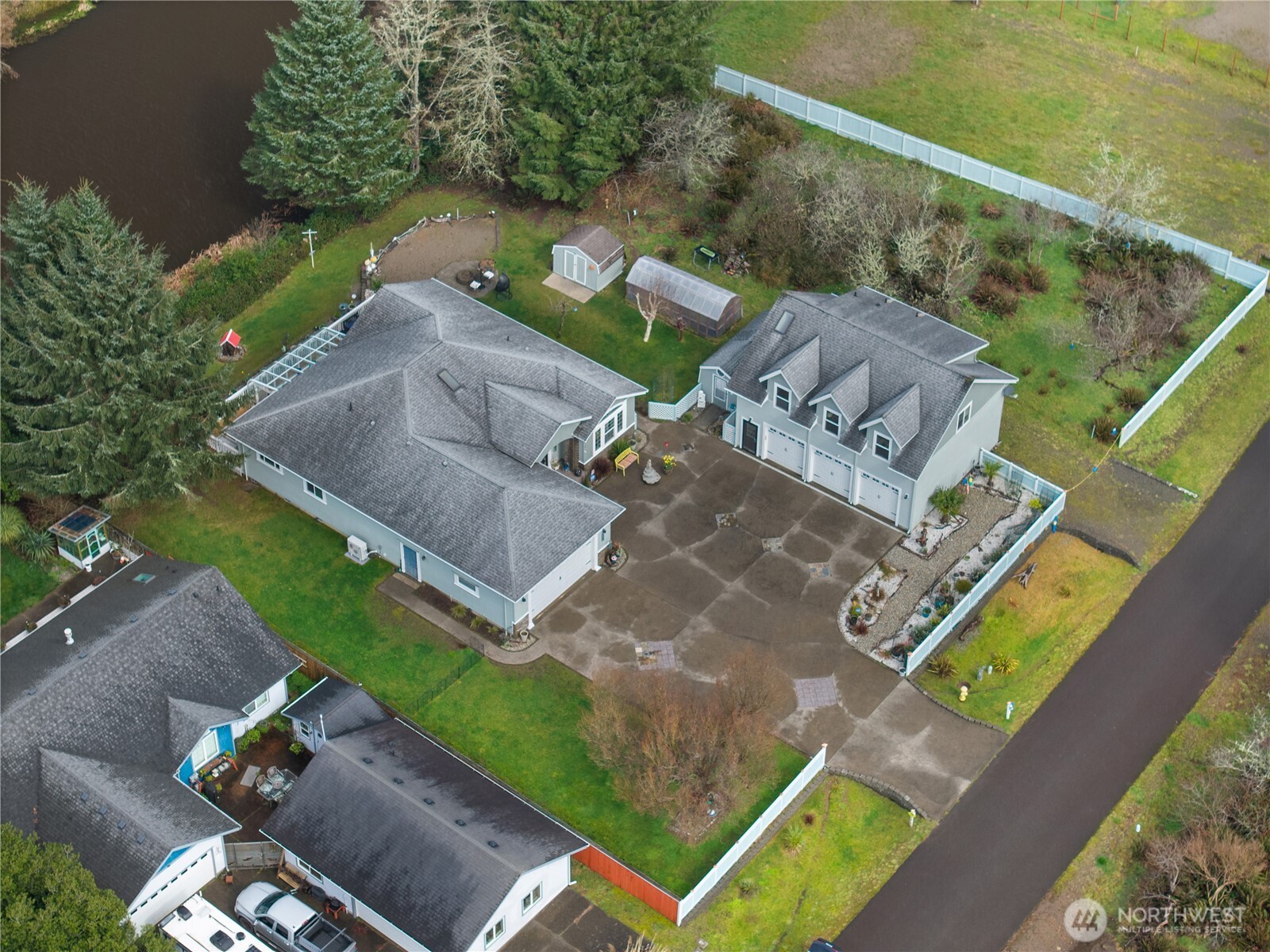 655 Skamokawa Court SE