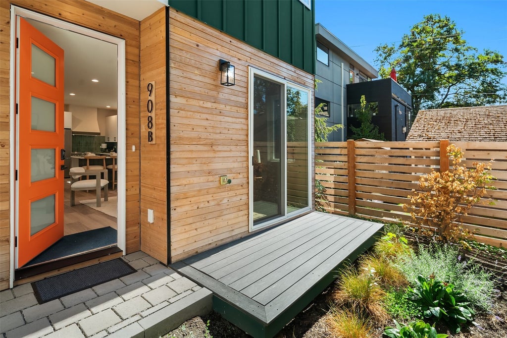Photo of 908 15th Avenue #B, Seattle, WA 98122 (MLS # 2598252)