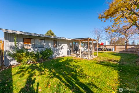 Photo of 535 Castle Drive, Moses Lake, WA 98837 (MLS # 2458201)