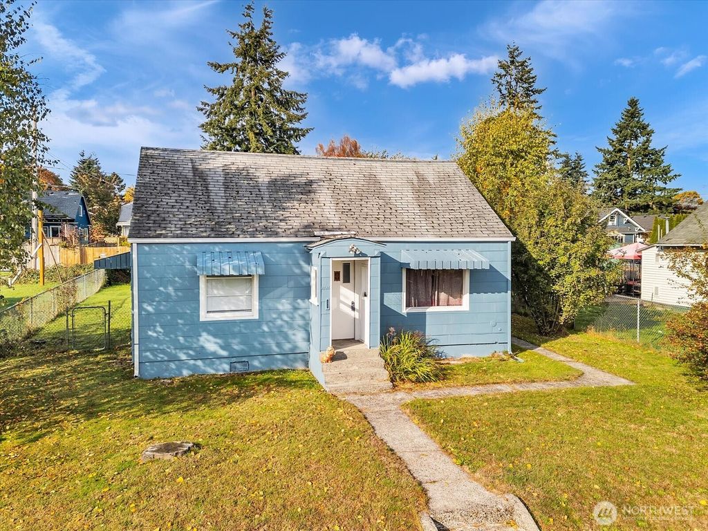 Photo of 2426 Pine Street, Everett, WA 98201 (MLS # 2448211)