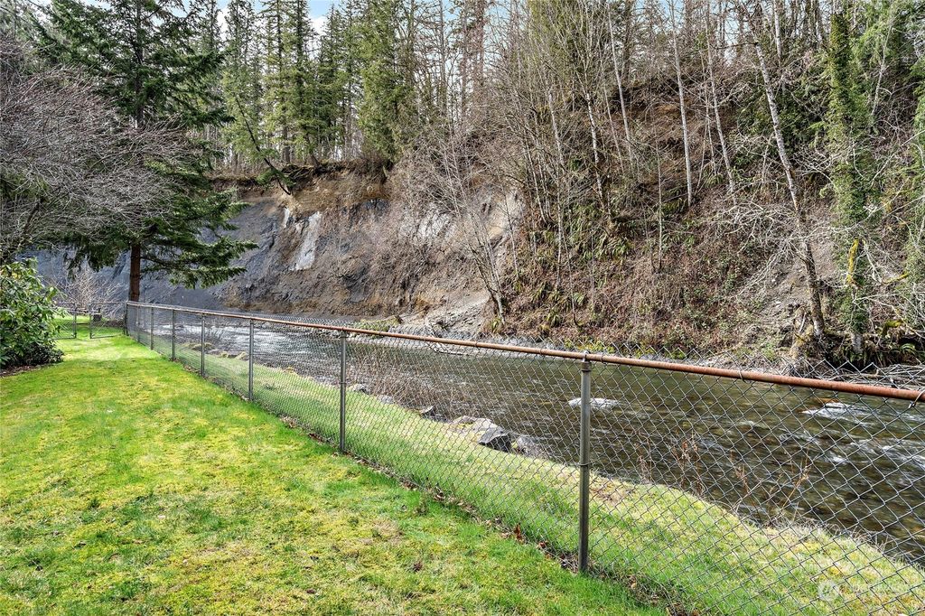 Photo of 23729 Dorre Don Way SE, Maple Valley, WA 98038 (MLS # 2041037)