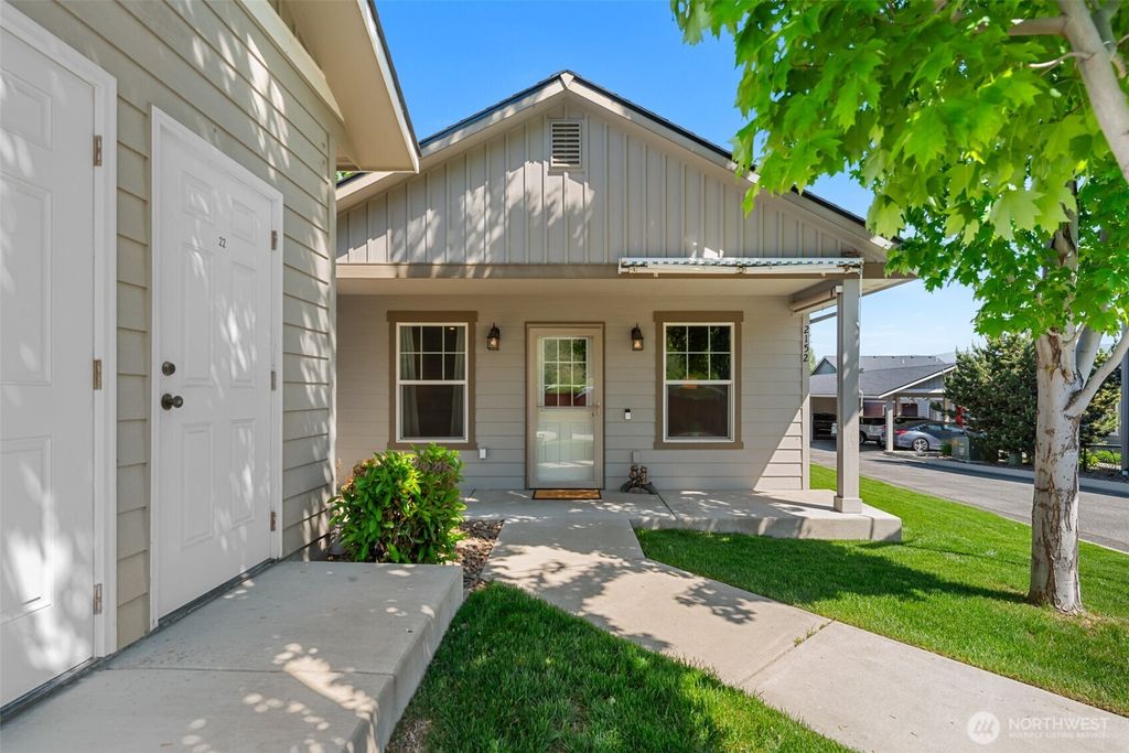 Photo of 2152 Roper Lane, Wenatchee, WA 98801 (MLS # 2520117)