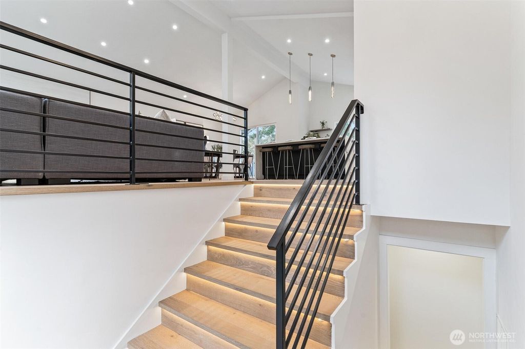 Photo of 6548 116th Place NE, Kirkland, WA 98033 (MLS # 2347168)