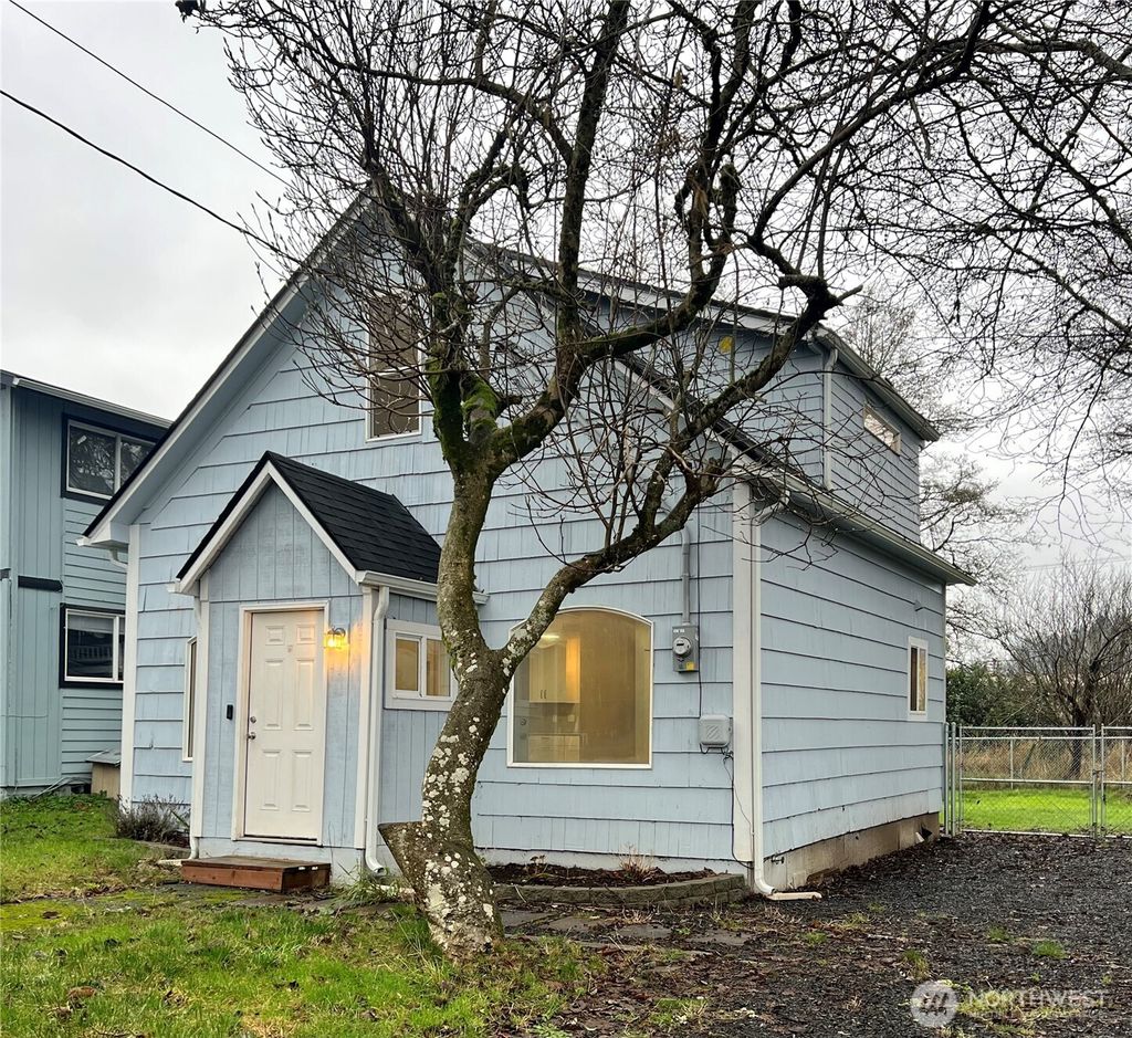 Photo of 814 W Marion St, Aberdeen, WA 98520 (MLS # 2464796)