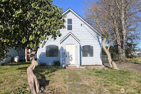 Photo of 814 W Marion St, Aberdeen, WA 98520 (MLS # 2464796)