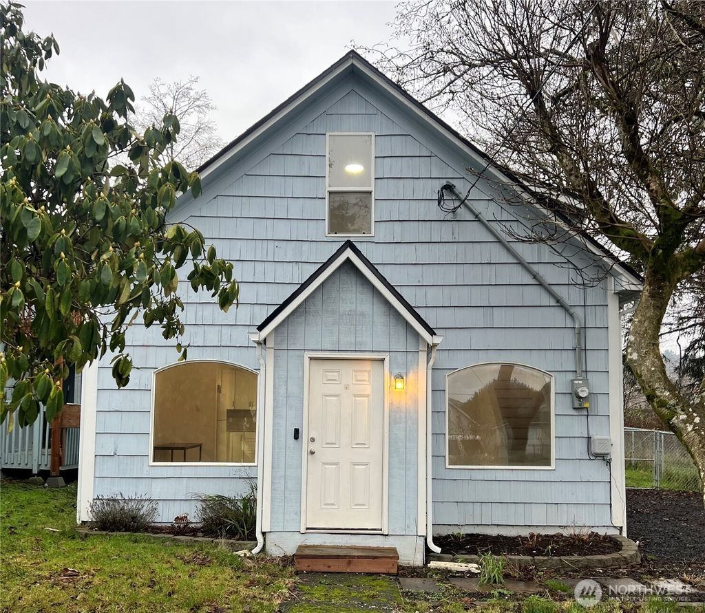 Photo of 814 W Marion St, Aberdeen, WA 98520 (MLS # 2464796)