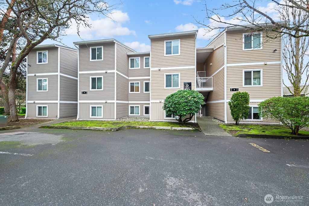 Photo of 12435 NE 131st Court #D102, Kirkland, WA 98034 (MLS # 2465784)