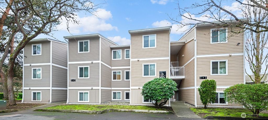 Photo of 12435 NE 131st Court #D102, Kirkland, WA 98034 (MLS # 2465784)