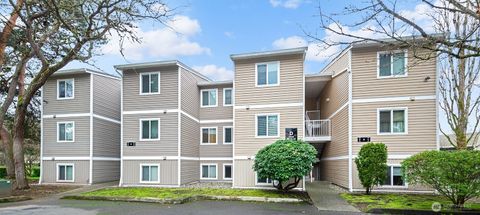 Photo of 12435 NE 131st Court #D102, Kirkland, WA 98034 (MLS # 2465784)