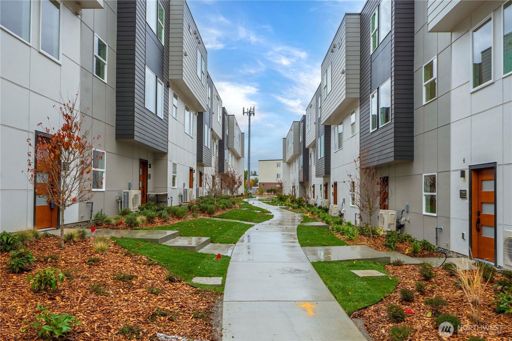 Photo of 11548 17th Circle SW, Burien, WA 98146 (MLS # 2548956)