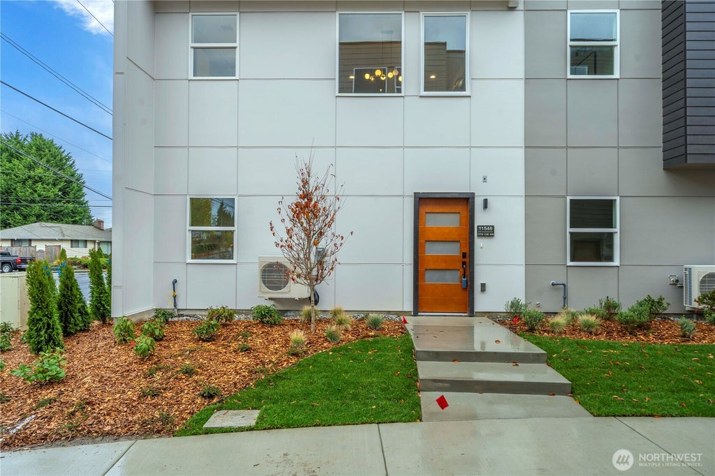 Photo of 11548 17th Circle SW, Burien, WA 98146 (MLS # 2548956)