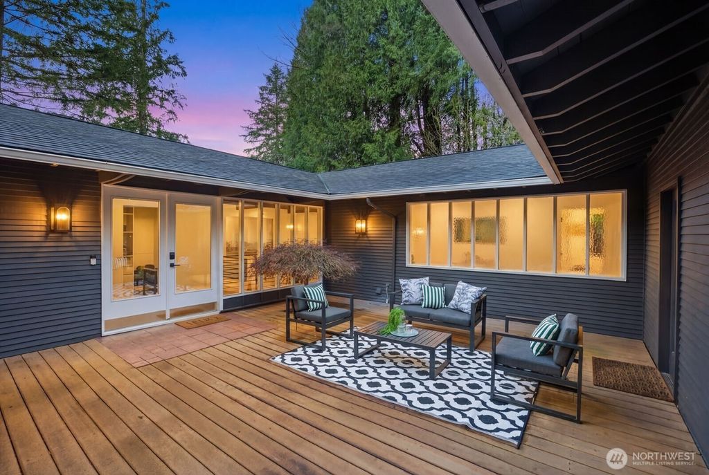 Photo of 1520 Sycamore Drive SE, Issaquah, WA 98027 (MLS # 2491588)