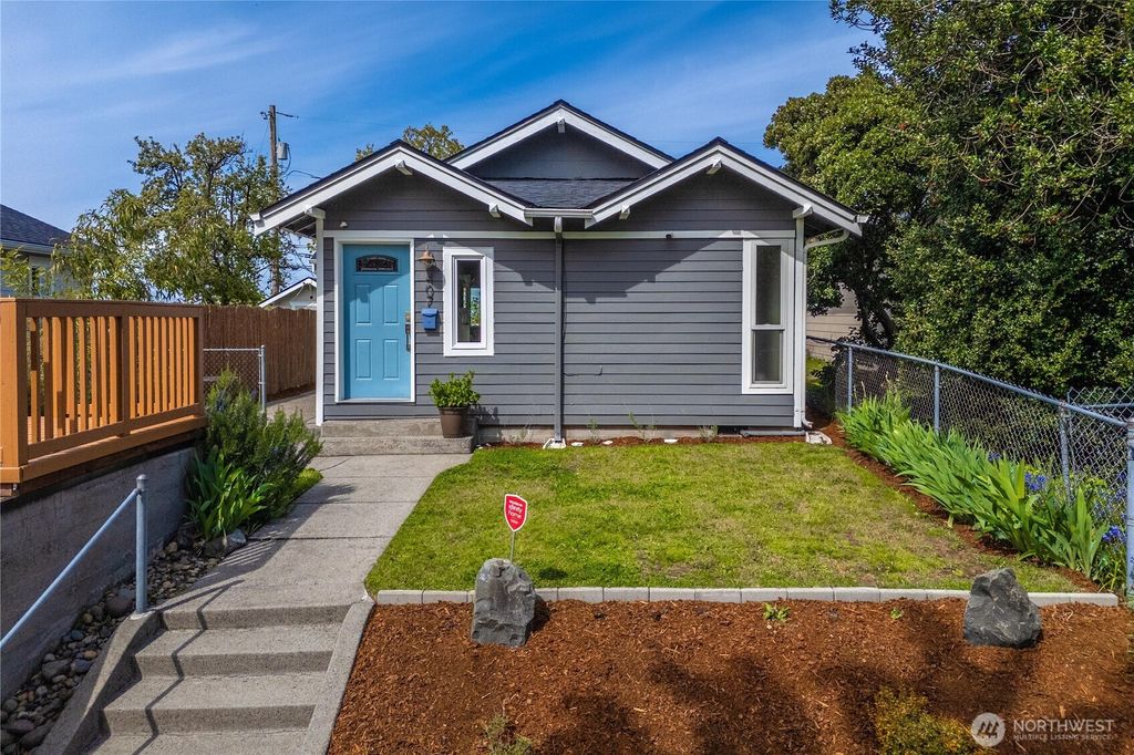 Photo of 407 E Wright Ave AVE, Tacoma, WA 98404 (MLS # 2525766)