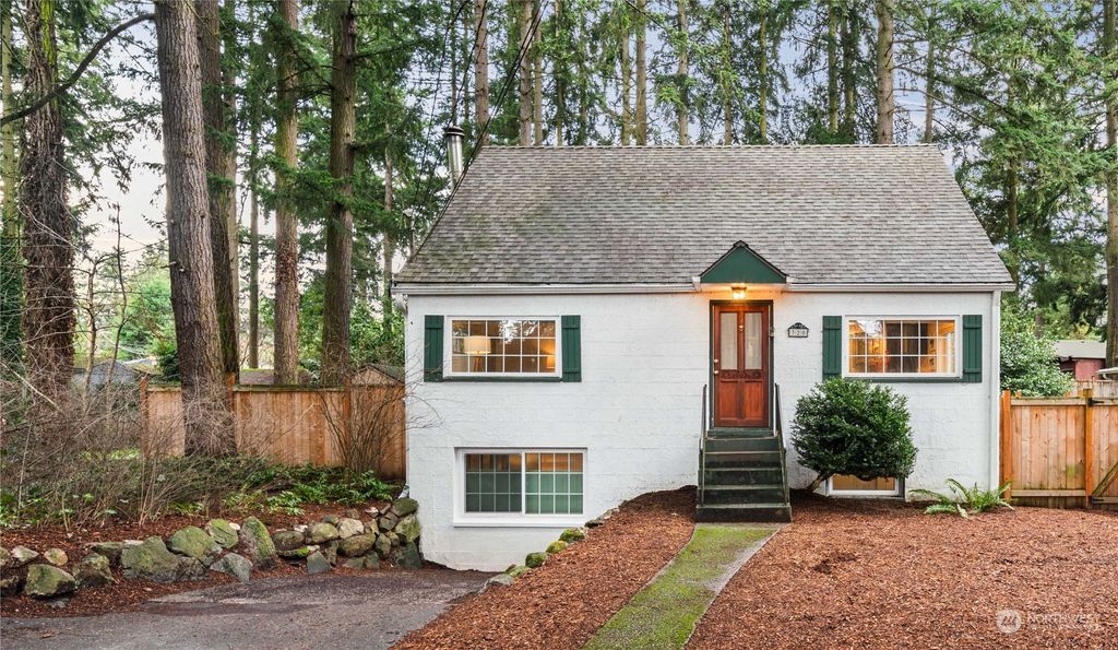 Photo of 320 NE 123rd Street, Seattle, WA 98125 (MLS # 2195276)