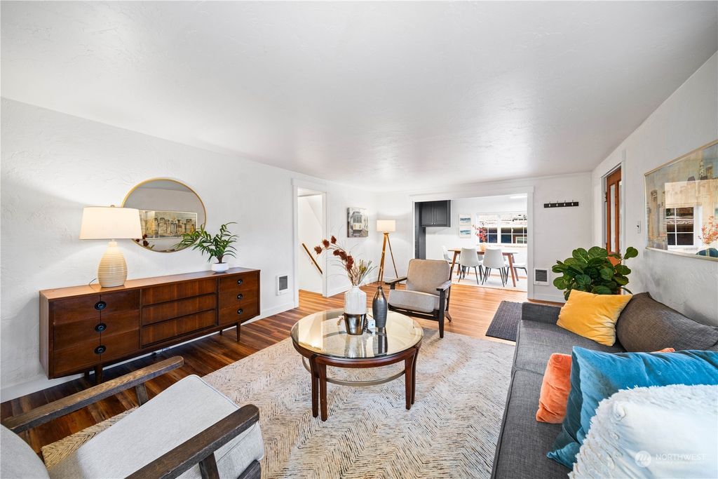 Photo of 320 NE 123rd Street, Seattle, WA 98125 (MLS # 2195276)