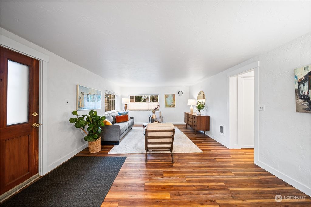 Photo of 320 NE 123rd Street, Seattle, WA 98125 (MLS # 2195276)