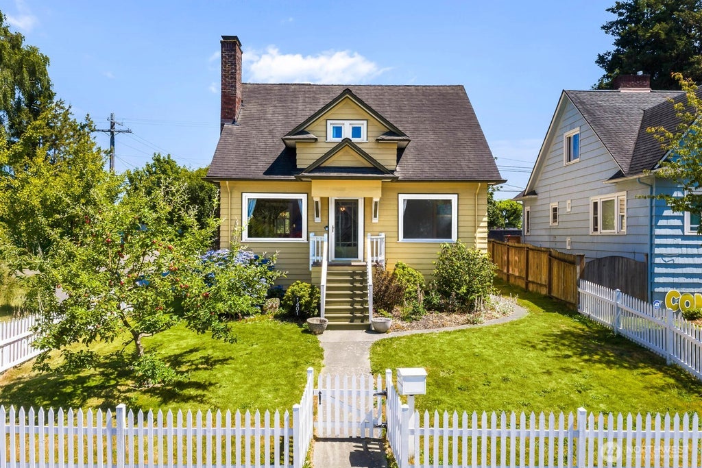 Photo of 1401 Lombard Avenue, Everett, WA 98201 (MLS # 2537179)