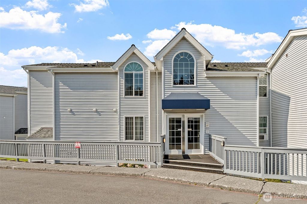 Photo of 12025 SE 60th Street #B, Bellevue, WA 98006 (MLS # 2465293)