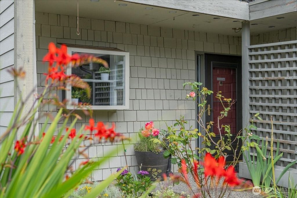 Photo of 22703 Lakeview Dr Dr #E5, Mountlake Terrace, WA 98043 (MLS # 2404182)