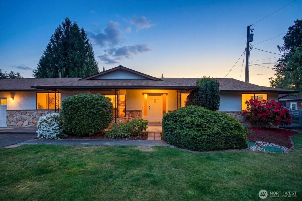 Photo of 20229 24th Avenue W, Lynnwood, WA 98036 (MLS # 2521245)