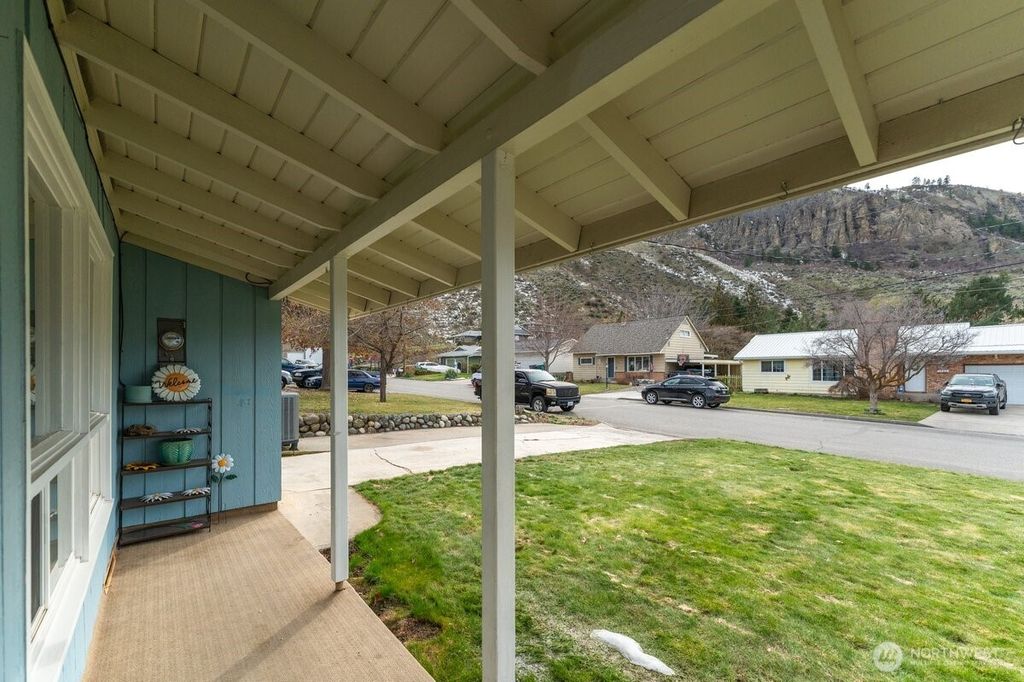 Photo of 1423 Oak Street, Wenatchee, WA 98801 (MLS # 2492951)