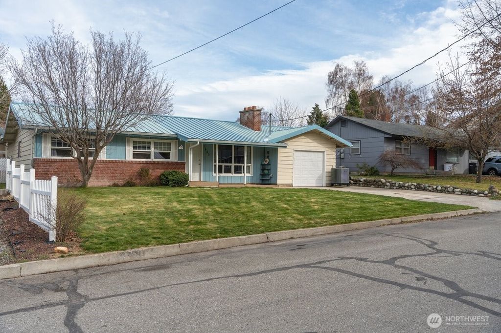 Photo of 1423 Oak Street, Wenatchee, WA 98801 (MLS # 2492951)
