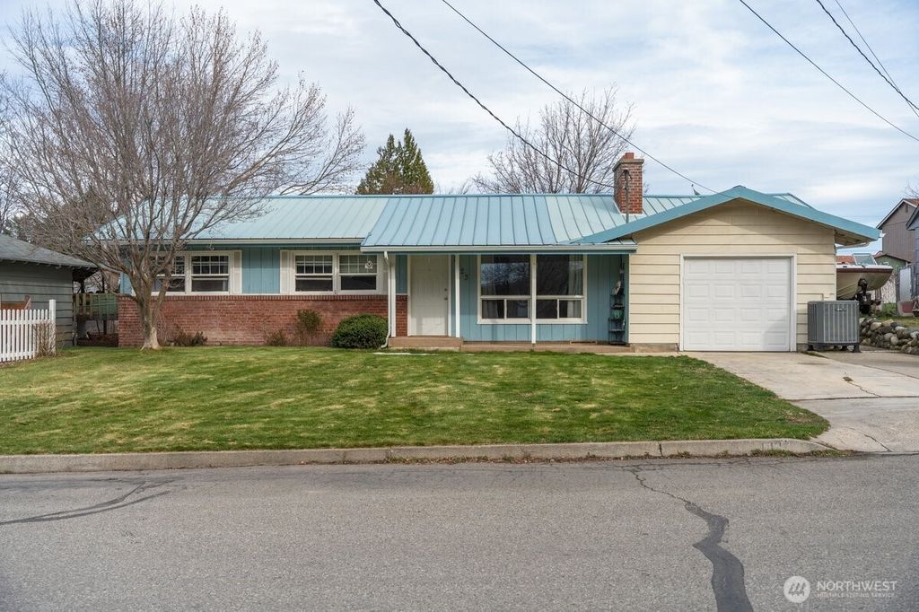 Photo of 1423 Oak Street, Wenatchee, WA 98801 (MLS # 2492951)