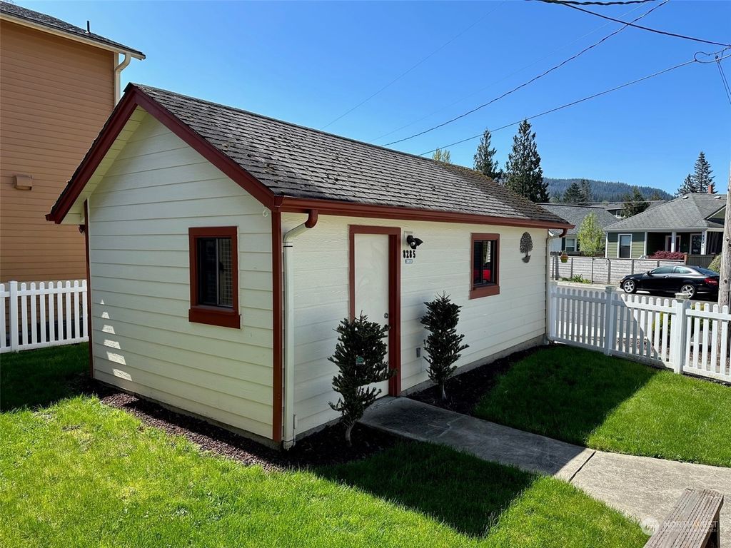 Photo of 8285 Maple Avenue SE, Snoqualmie, WA 98065 (MLS # 2128975)