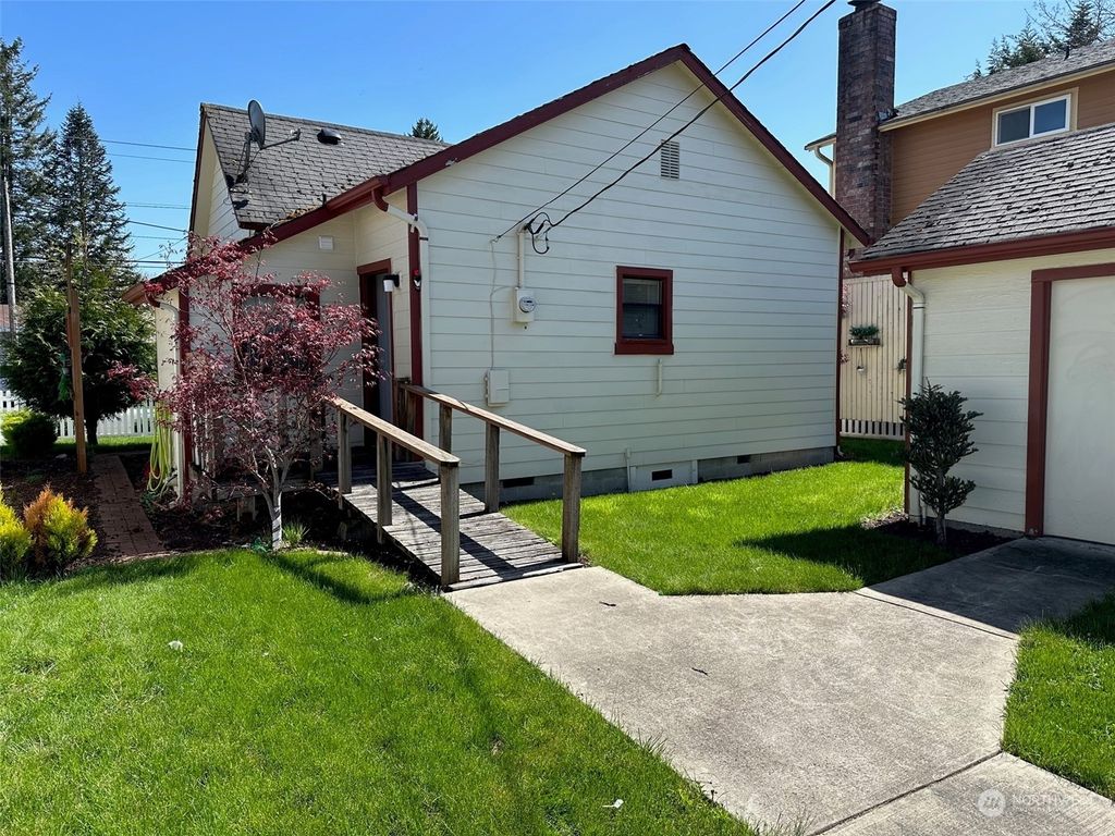 Photo of 8285 Maple Avenue SE, Snoqualmie, WA 98065 (MLS # 2128975)