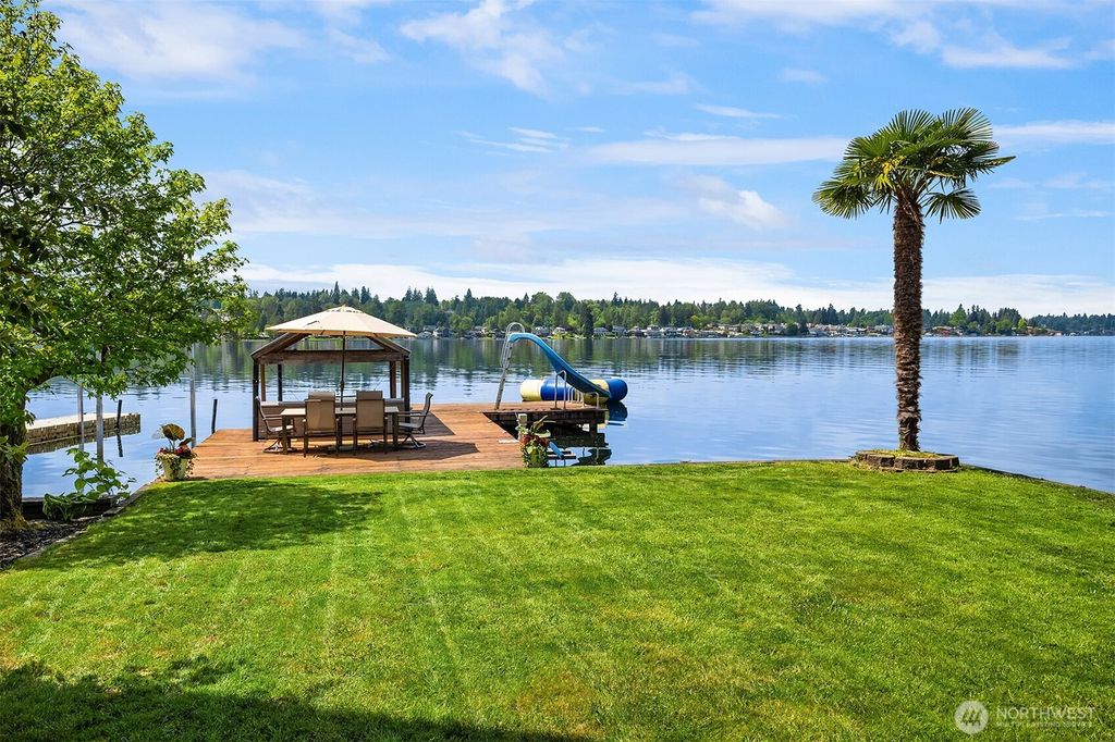 Photo of 418 S Lake Stevens Road, Lake Stevens, WA 98258 (MLS # 2529360)