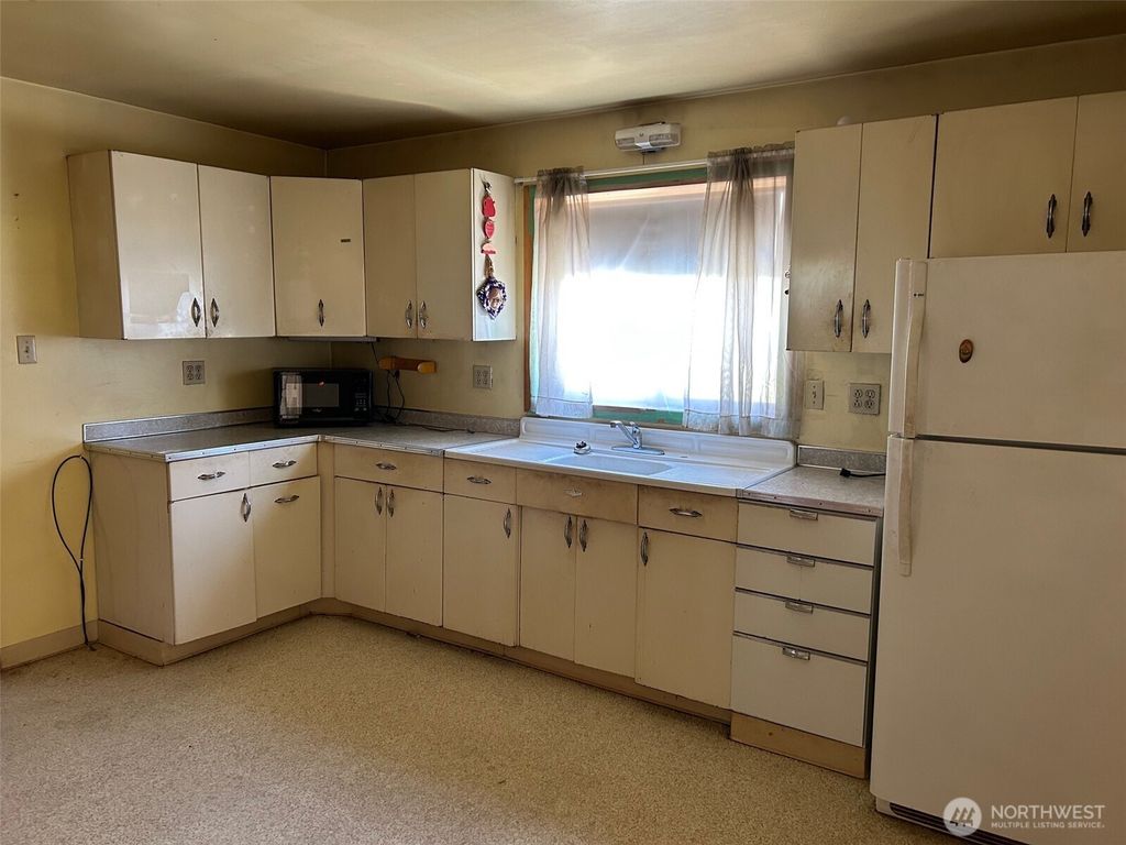 Photo of 204 W Alaska Avenue, Roslyn, WA 98941 (MLS # 2499650)