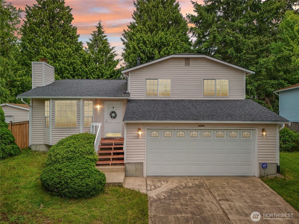 Photo of 12515 NE 107th Place, Kirkland, WA 98033 (MLS # 2475681)