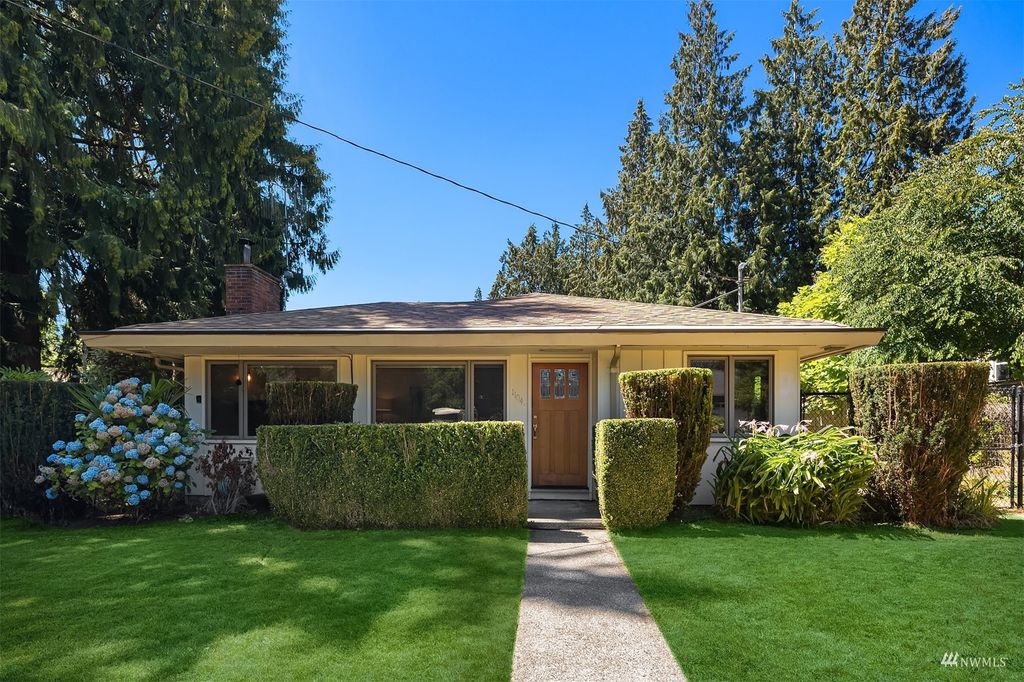 Photo of 11041 19th Avenue NE, Seattle, WA 98125 (MLS # 1986109)